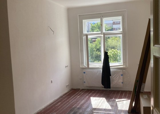 Pokládka OSB desek a lepení koberce v ložnici