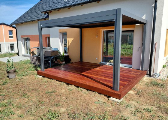 Dřevěná terasa u rodinného domu